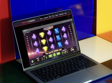 En barbar dator med casinospelet Starburst